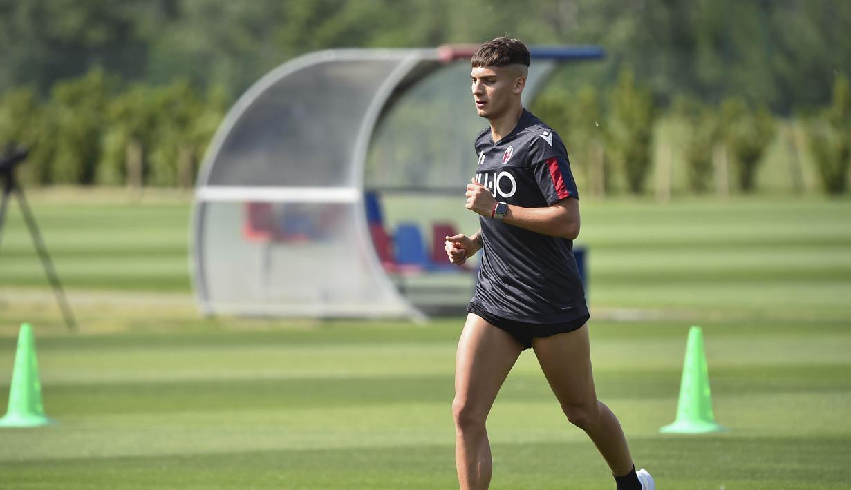 Pemain Bologna, Nicolas Dominguez, melakukan latihan di Bologna (5/5/2020). Sejumlah klub menggelar latihan jelang bergulirnya kembali liga-liga di Eropa. (AP/Massimo Paolone)