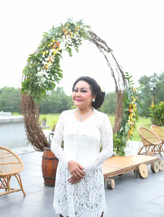 "beritanya makin berkembang (tambah ajaib) sehingga saya kasihan dengan keluarga besar saya kalau saya gak klarifikasi.. so here i am, dengan bangga saya menyatakan saya menikah karena kami berdua memang ingin menjalankan syariat Agama," lanjutnya.