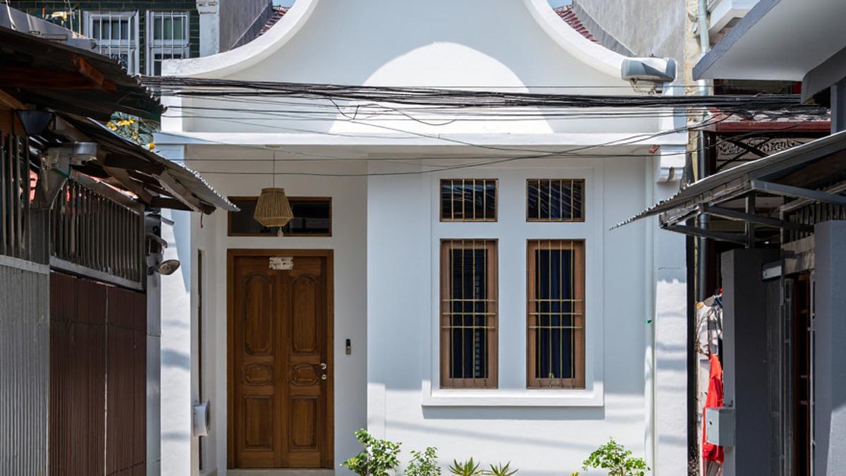 11 Desain Rumah Sederhana Cat Putih Tampak Elegan di Gang Sempit, Solusi Hunian Kekinian