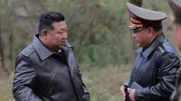 Kenakan Jaket Kulit, Kim Jong Un Periksa Pangkalan Rudal dan Senjata Balistik