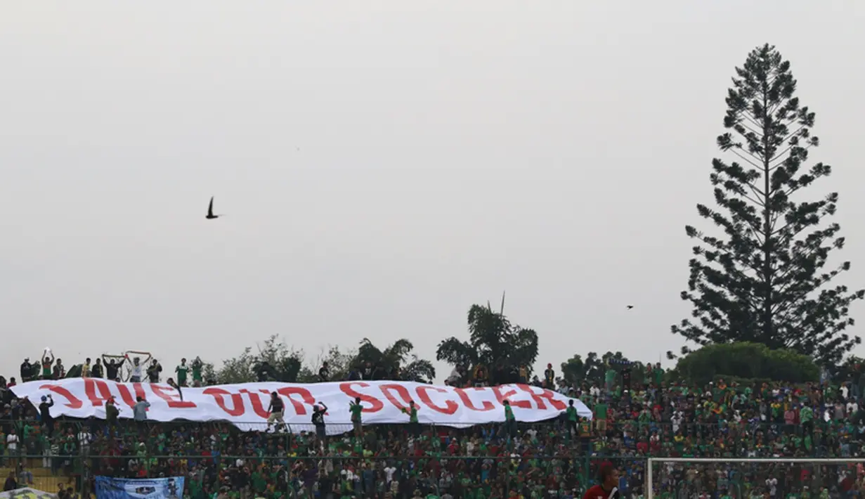 Suporter Persikabo membentangkan spanduk bertuliskan 'Save Our Soccer' (Bolacom/Arief Bagus)