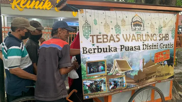 Aksi Kebaikan, Borong Makanan Pedagang Kecil dan Dibagikan Secara Gratis