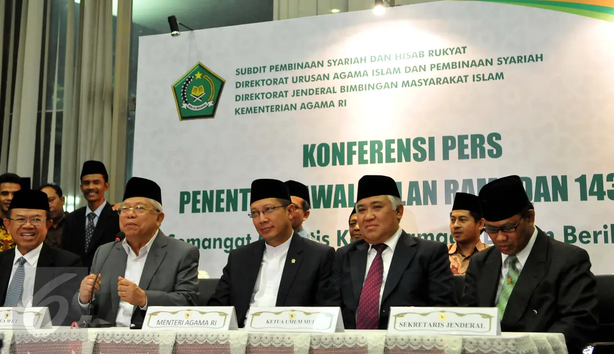 Menteri Agama Lukman Hakim Saifuddin (tengah) memberikan keterangan pers penentuan awal  Ramadan 1436 H, Jakarta, Rabu (16/6/2015). Pemerintah memutuskan tanggal 1 Ramadan 1436 H jatuh pada Kamis, 18 Juni 2015. (Liputan6.com/Andrian M Tunay)