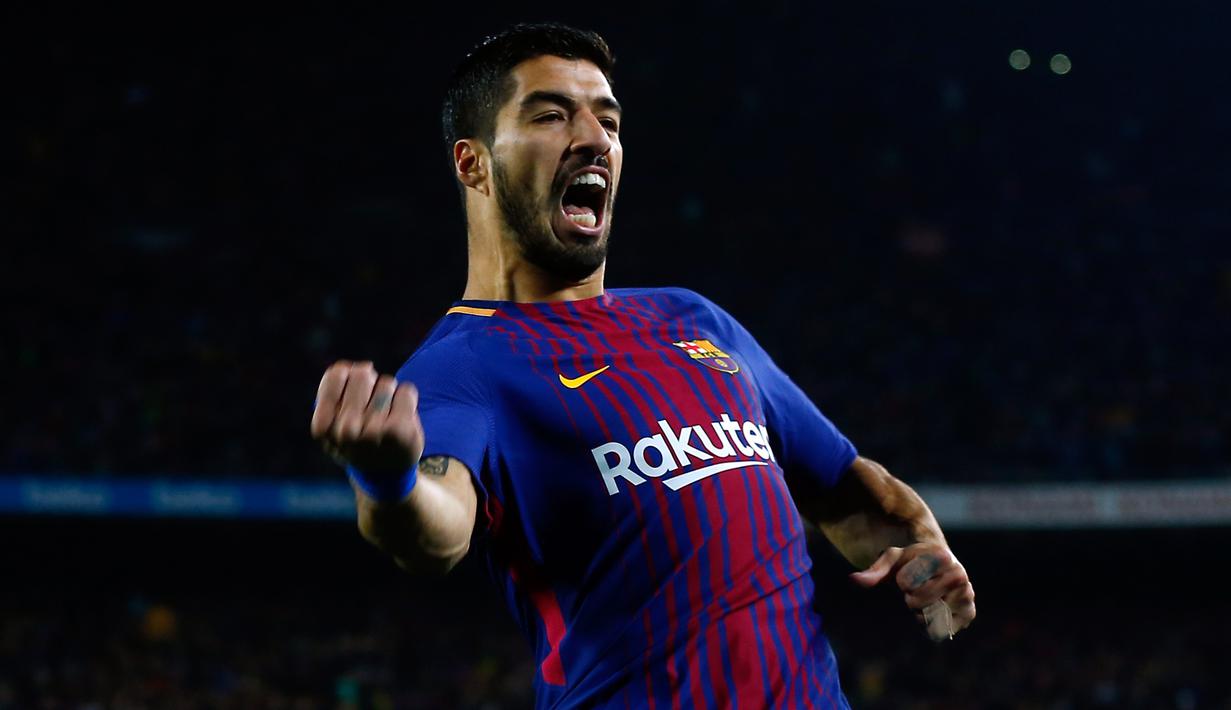 Pemain Barcelona, Luis Suarez berselebrasi setelah mencetak go ke gawang  Espanyol pada laga leg kedua perempat final Copa del Rey di Camp Nou, Kamis (25/1). Barcelona memetik kemenangan dua gol tanpa balas atas lawannya. (AP/Manu Fernandez)
