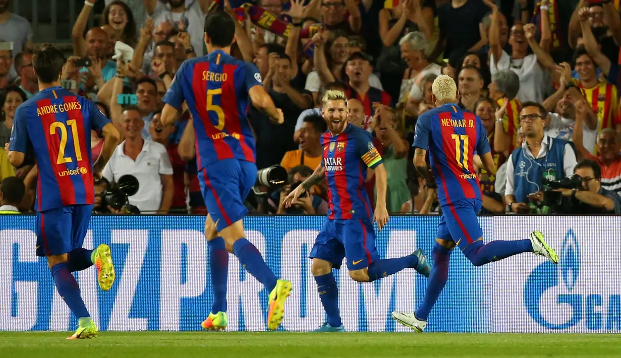 Penyerang Barcelona, Lionel Messi melakukan selebrasi bersama rekan-rekannya usai mencetak gol kegawang Celtic pada Liga Chmapions Grup C di Stadion Camp Nou, Spanyol (14/9). Messi mencetak tiga gol dan membawa Barcelona menang 7-0. (REUTERS/Paul Hanna)