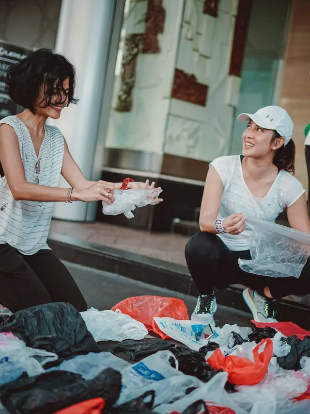 Aksi Rampok Plastik di Car Free Day Bareng Dian Sastrowardoyo