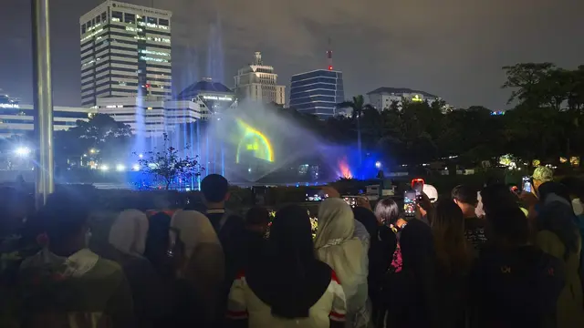 Atraksi Air Mancur di Monas saat Malam Tahun Baru.