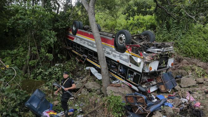 Sebuah bus terlihat setelah jatuh di jalan raya Pan-Amerika di Condega, Nikaragua (28/7/2022). Polisi melaporkan pada Kamis (28/7) Kecelakaan lalu lintas yang terjadi di jalan raya di Nikaragua utara menyebabkan 16 orang tewas, termasuk 13 orang Venezuela, mungkin migran, selain 47 terluka. (AFP Photo/ Oswaldo Rivas)
