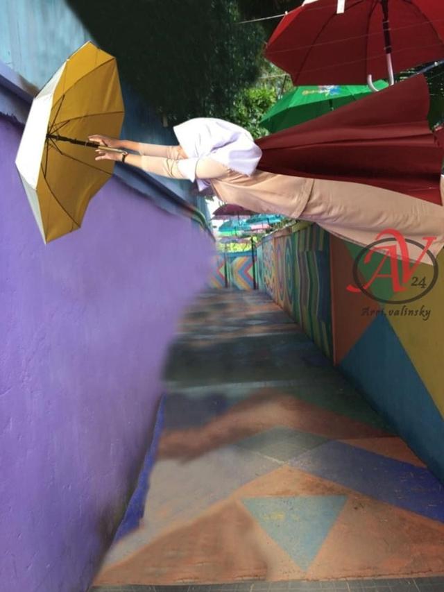 Minta Edit Foto Pegang Payung, Hasilnya Malah Absurd Banget