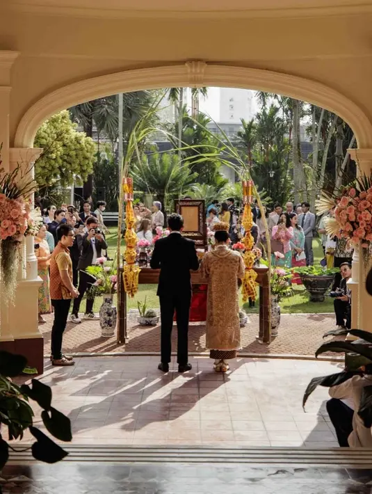 Upacara pernikahan pernakan dihidupkan dalam gaya neoklasik. Di mana seluruh prosesi digelar di tengah Kota Tua Phuket yang dibangun pada tahun 1930. [@niyadarweddinganswer]