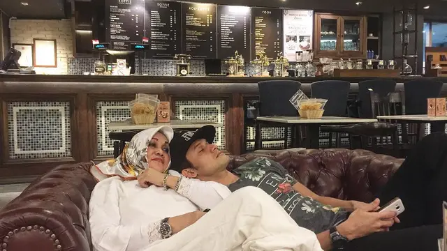 Ibunda Meninggal Dunia, Ini 6 Potret Kebersamaan Indra Bruggman dan Sang Mama