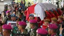 Anggota Pasukan Paspampres membawa jenazah Presiden ke-3 RI Bacharuddin Jusuf Habibie saat prosesi penyerahan jenazah kepada negara di Patra Kuningan, Jakarta, Kamis (12/9/2019). Jenazah BJ Habibie diberangkatkan ke Taman Makam Pahlawan Kalibata untuk dimakamkan. (Liputan6.com/Immanuel Antonius)