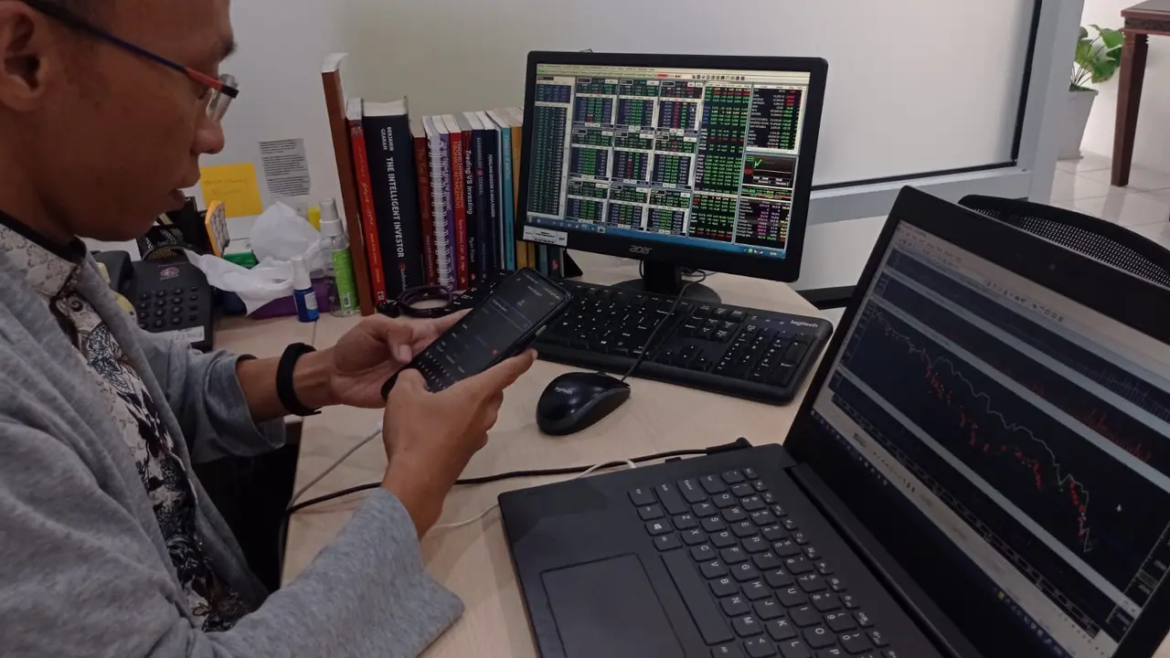 Pasar saham di Sulawesi Tenggara menunjukan perkembangan signifikan dalam jumlah transaksi.(Liputan6.com/Ahmad Akbar Fua)