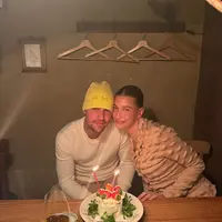 Rayakan Ultah Suami, Hailey Bieber Tampil Anggun dalam Balutan Nude Look di Dinner Romantis. [@lilbieber].