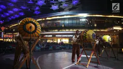 Rampak bedug mengiringi waktu berbuka puasa atau ngabuburit di Avenue of The star Lippo Mall Kemang, Jakarta, Sabtu (26/5). Lippo Mall Indonesia menggelar kegiatan Ramadan yang mengusung tema Pesona Ramadan di 68 mall. (Liputan6.com/Fery Pradolo)