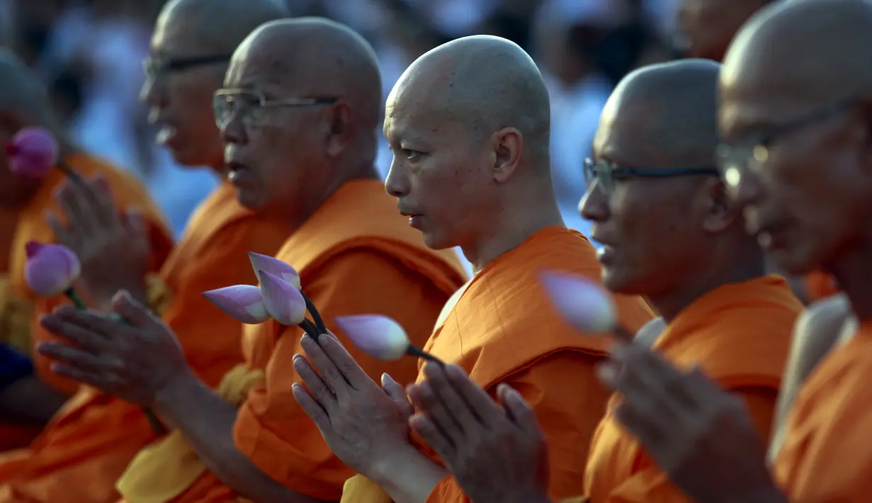 Sejumlah Biksu Buddha berdoa bersama saat merayakan Hari Raya Waisak di Wat Dhammakaya di provinsi Pathum Thani, Bangkok, Thailand, (1/6/2015). Waisak merupakan hari suci bagi umat beragama Buddha. (REUTERS/ Chaiwat Subprasom)