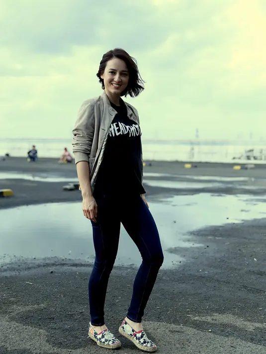 Melihat antusiasme penonton, ia juga rela dan sangat senang meski pada Natal kali ini liburannya tertunda akibat promo filmnya. (Nurwahyunan/Bintang.com)