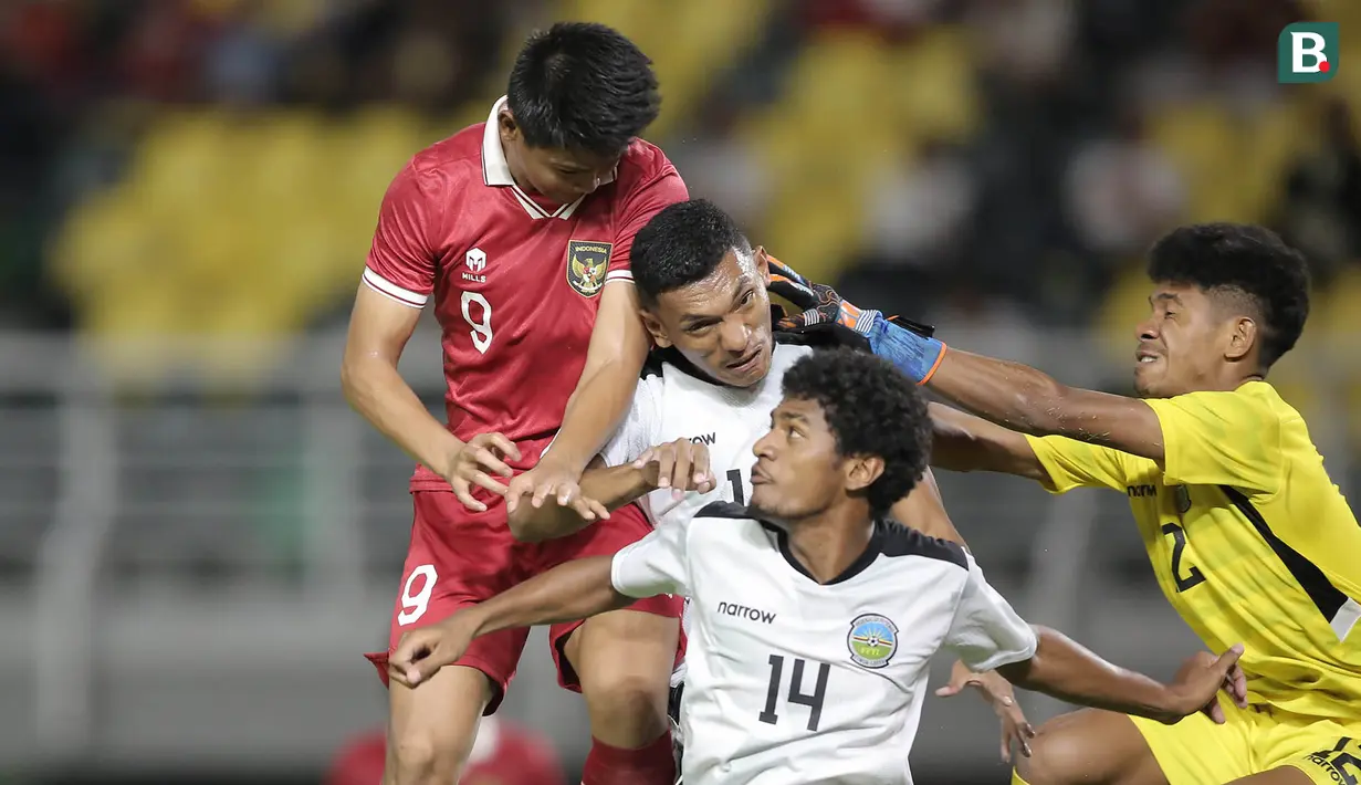 Timnas Indonesia U-20 berhasil memetik tiga poin penuh pada laga pertama di Grup F Kualifikasi Piala Asia U-20 2023 usai membungkam Timor Leste dengan empat gol tanpa balas di Stadion Gelora Bung Tomo, Surabaya, Rabu (14/9/2022) malam WIB. Hokky Caraka menjadi bintang kemenangan dengan mencetak hattrick. Ketiga golnya dicetak melalui dua sundulan kepala dan satu lewat sepakan kaki kanannya. (Bola.com/Ikhwan Yanuar)