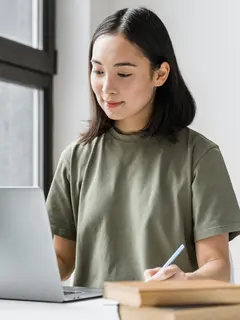 Seorang perempuan sedang menulis menggunakan laptopnya (Foto Dok: Freepik/freepik).