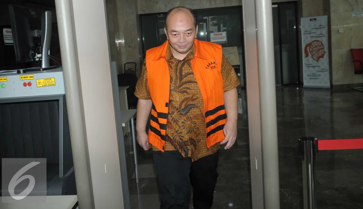 Kasubdit Kasasi dan Peninjauan Kembali Perdata Khusus Mahkamah Agung nonaktif Andri Tristianto Sutrisna usai menjalani pemeriksaan lanjutan di Gedung KPK, Jakarta, Jumat (8/4). (Liputan6.com/Helmi Afandi)