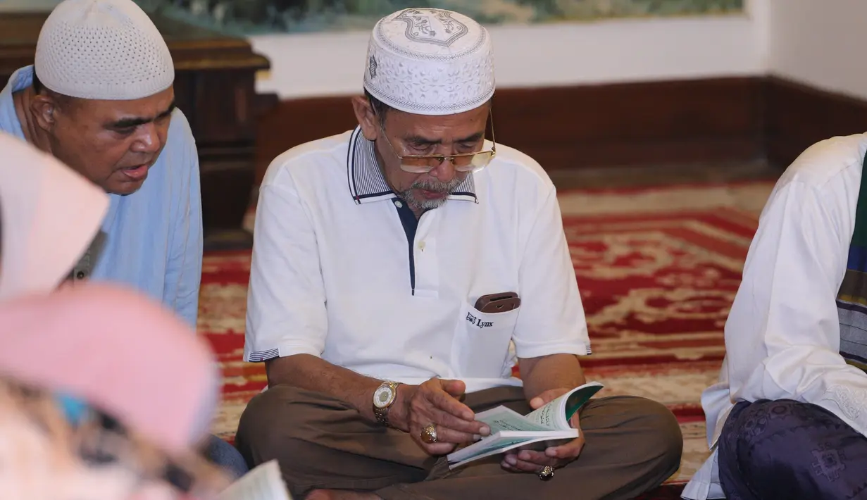 "Nggak akan ikut, karena kemarin dia (anak-anak) menyatakan kristen kan. Neneknya juga nggak akan datang karena kemarin capek juga," kata Nurzaman Zein. (Adrian Putra/Bintang.com)