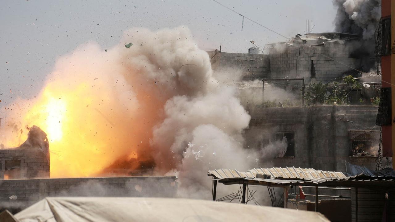 Judul: Detik-Detik Roket Israel Hantam Gedung di Gaza