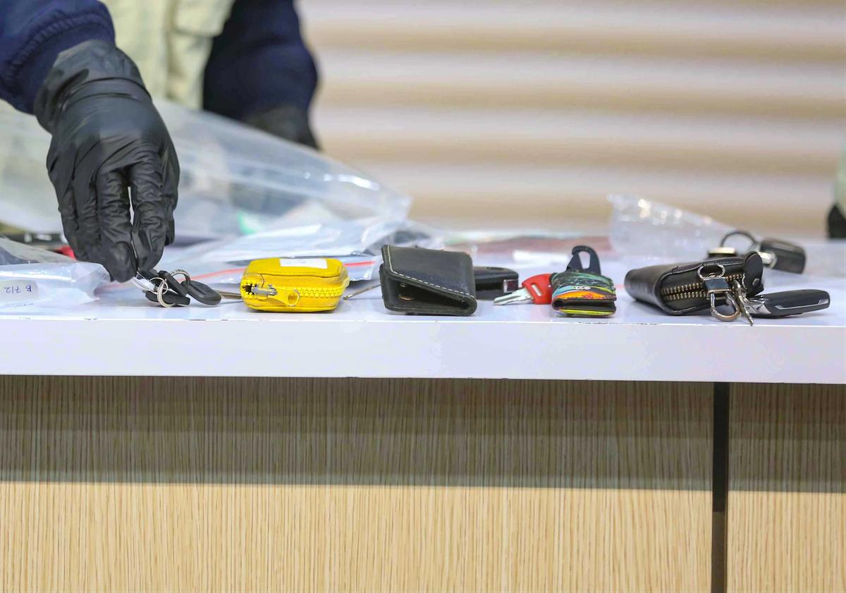 FOTO: KPK Tampilkan Barang Bukti OTT Kasus Dugaan Pemerasan Izin TKA