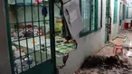Seorang pecandu tertidur di salah satu ruangan di pusat rehabilitasi narkoba di Dong Nai, Vietnam, Senin (24/10). Lebih dari 500 pecandu narkoba kabur dengan menjebol dinding dan merusak jendela menggunakan tongkat serta alat pemadam kebakaran. (STR/AFP)