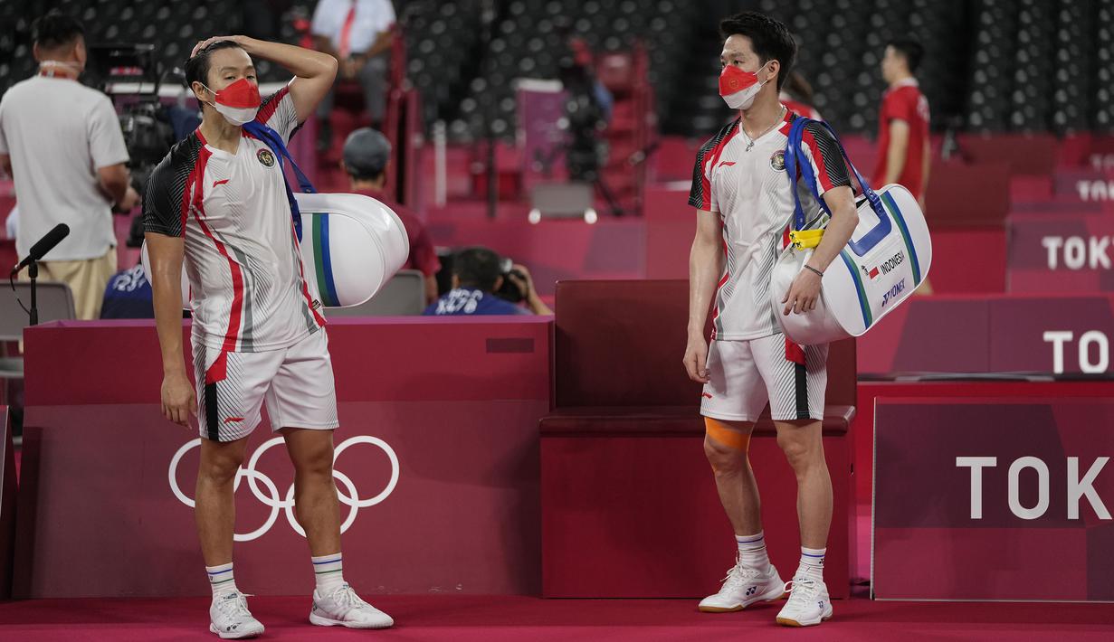 Pasangan bulu tangkis peringkat pertama dunia, Kevin Sanjaya dan Marcus Gideon harus mengubur mimpinya persembahkan medali untuk Indoneisa. Mereka berhasil ditundukkan pasangan Malaysia di perempatfinal. Harapan besar yang mereka pikul membuat permainan gagal berkembang. (Foto: AP/Markus Schreiber)