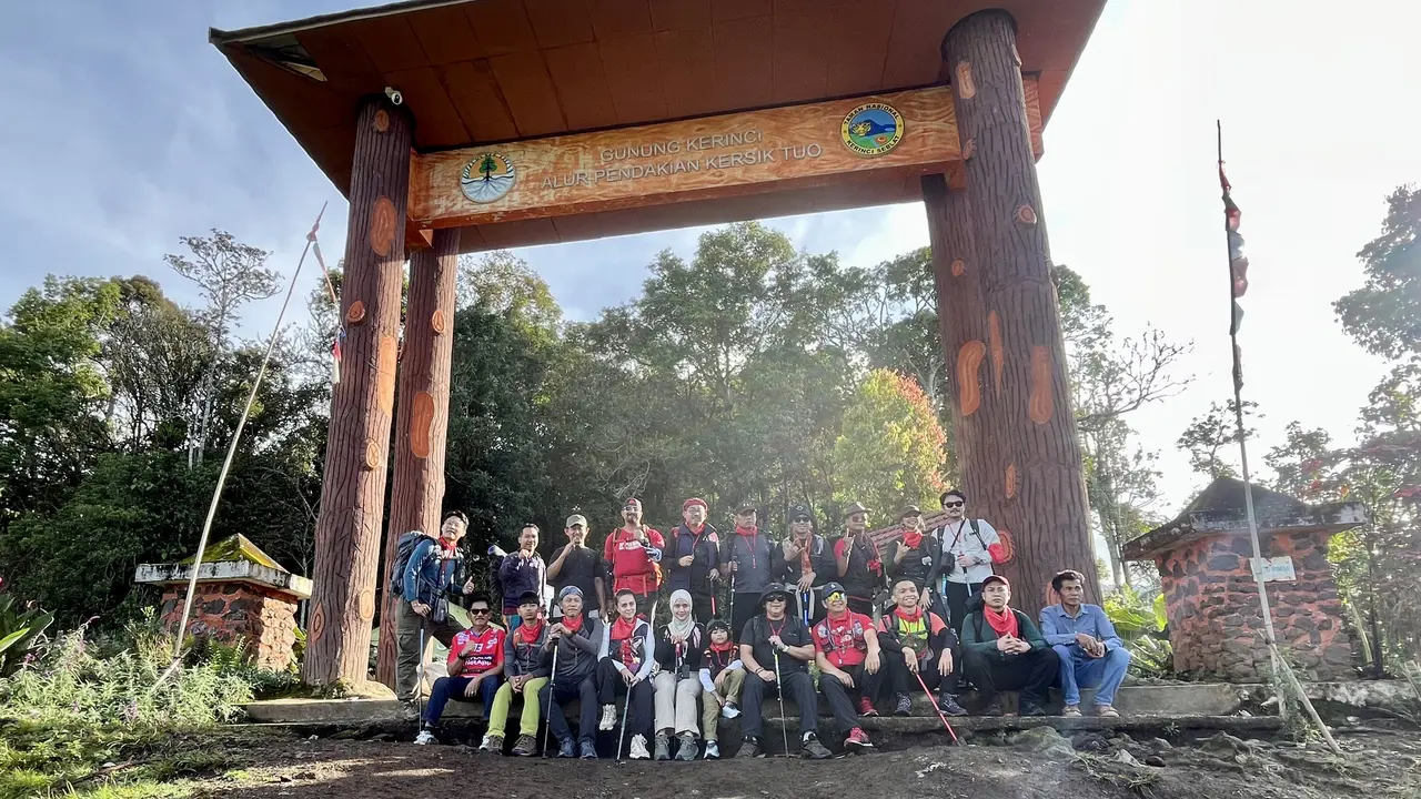 Sekretaris Jenderal PDI Perjuangan (Sekjen PDIP) Hasto Kristiyanto bersama sejumlah kader menapaki jalur menuju puncak Gunung Kerinci.