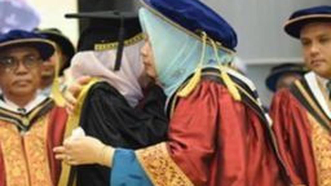 Banjir Air Mata, Wisudawati Ini Dapat Kabar Ayahnya Meninggal saat Acara Wisuda