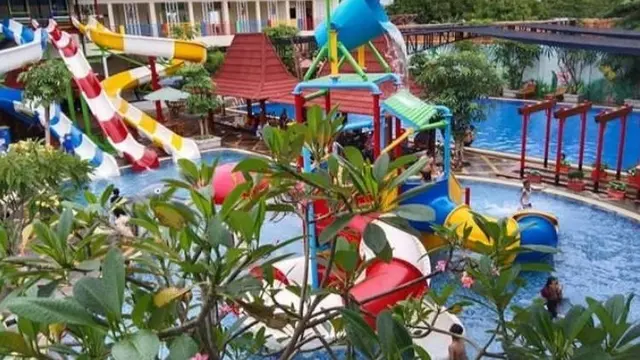 ARS Waterpark banyak wahana permainan seperti ember tumpah, waterplayground, kolam arus, seluncuran atau waterslide, baby pool, kolam ombak, sinbad playground hingga black hole.(Liputan6.com/Arief Pramono)