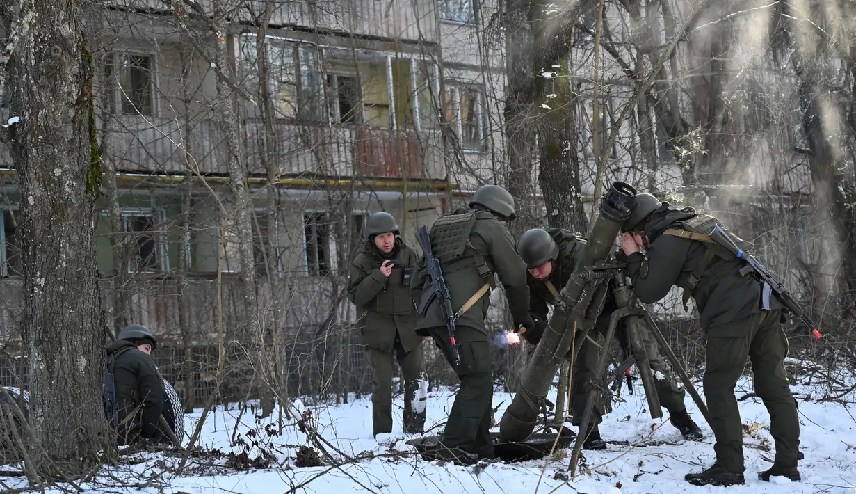 Latihan taktis dan khusus bersama Kementerian Dalam Negeri Ukraina, Garda Nasional Ukraina, serta Kementerian Darurat di kota hantu Pripyat dekat Pembangkit Listrik Tenaga Nuklir Chernobyl, 4 Februari 2022. Tempat itu salah satu daerah paling tercemar radioaktif di planet Bumi. (Sergei Supinsky/AFP)