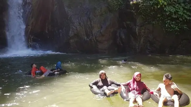 Nikmati liburan lebaran dengan berkunjung ke air terjun serambu alla (Liputan6.com/ Eka Hakim)