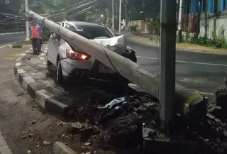 Mobil Hantam Tiang Listrik di Pluit Utara (Akun X TMC Polda Metro Jaya)