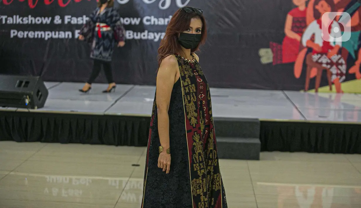 Penampilan Perempuan Pelestari Budaya saat meragakan busana khas NTT dalam Kartini Fest memperingati Hari Kartini, Jakarta, Sabtu (17/4/2021). Acara yang menampilkan talkshow dan Fashion show tersebut merupakan untuk charity Korban bencana alam di NTT. (Liputan6.com/Faizal Fanani)