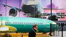 Seorang pekerja berjalan melewati pesawat model 737 Max di Renton, Washington, Senin (16/12/2019). Boeing Co mengumumkan akan menghentikan untuk sementara waktu produksi pesawat jenis 737 MAX – yang sudah dilarang terbang – pada Januari 2020 mendatang. (AP/Elaine Thompson)