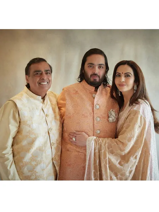 Keluarga Mukesh Ambani tengah berbahagia, sebab putra mereka, Anant Ambani akan menikah dengan Radhika Merchant. [@abujanisdeepkhosla]