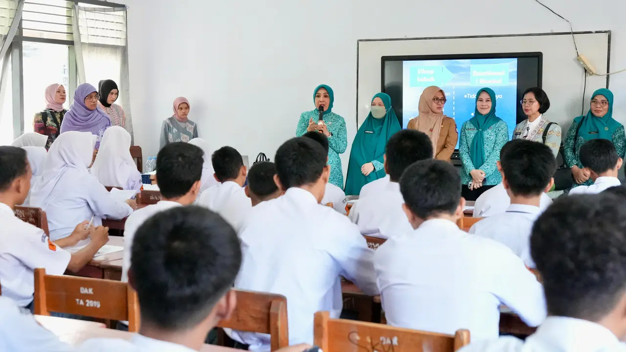Ketua Umum (Ketum) Tim Penggerak Pemberdayaan dan Kesejahteraan Keluarga (TP PKK) Tri Tito Karnavian Talkshow di SMAN 9 Gowa