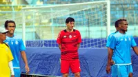 Milan Petrovic (tengah) memantau latihan Arema FC (Liputan6.com/Rana Adwa)