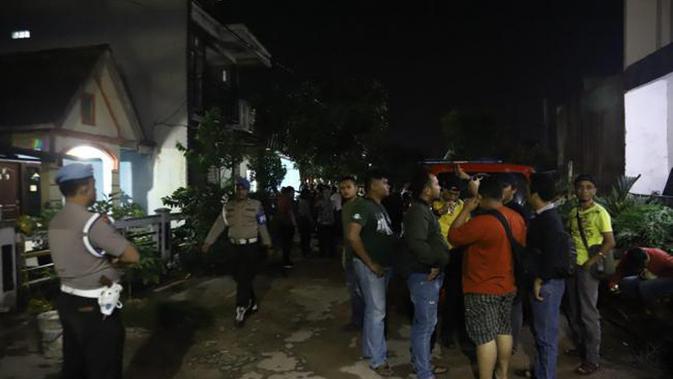 Mobil Tim Inafis Polresta Barelang terlihat berada di lokasi rumah tempat Polwan diduga bunuh diri, kawasan Sagulung, Batam, Kepri. (Foto: Johannes Saragih/Batamnews)