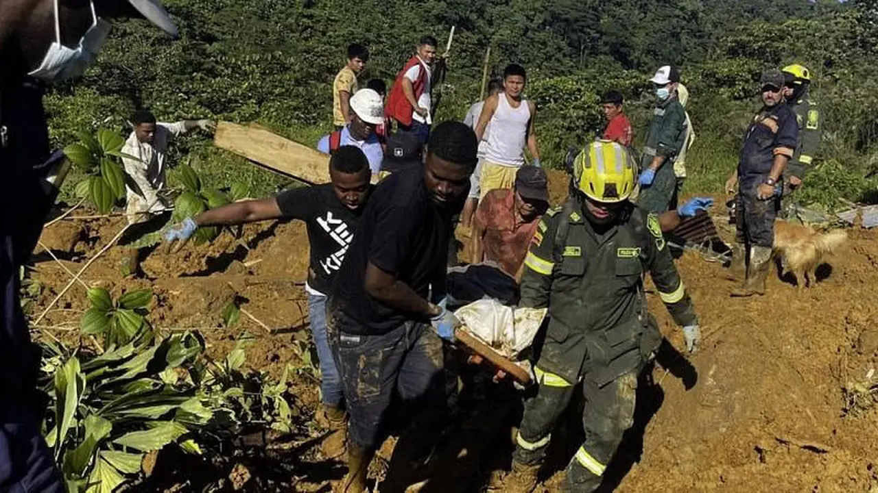 Petugas penyelamat tengah berusaha mengangkut korban tewas akibat tanah longsor di Kolombia. (AFP)