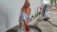 Ketika Ibu-Ibu 'Marandang' di Padang untuk Korban Gempa Cianjur