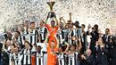 Para pemain Juventus merayakan keberhasilan meraih gelar juara Serie A Italia di Stadion Juventus, Turin, Minggu (14/5/2016). (AFP/Giuseppe Cacace) 