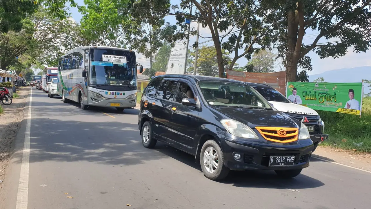 Meskipun puncak arus balik via Garut, Jawa Barat sudah berlangsung 5 Mei lalu, namun antrian sejumlah kendaraan masih terlihat meskipun dengan intensitas yang berkurang. (liputan6.com/Jayadi Supriadin)