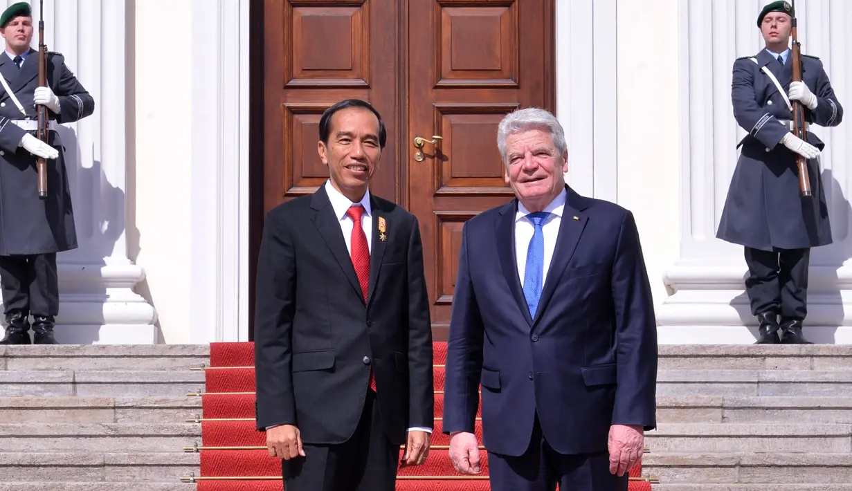 Presiden Joko Widodo (Jokowi) bertemu dengan Presiden Jerman Joachim Gauck di Kantor Presiden Republik Federal Jerman, Senin (18/4). Kedatangan Jokowi untuk membahas kerjasama perdagangan, investasi dan pendidikan vokasional. (Biro Pers Setpres)