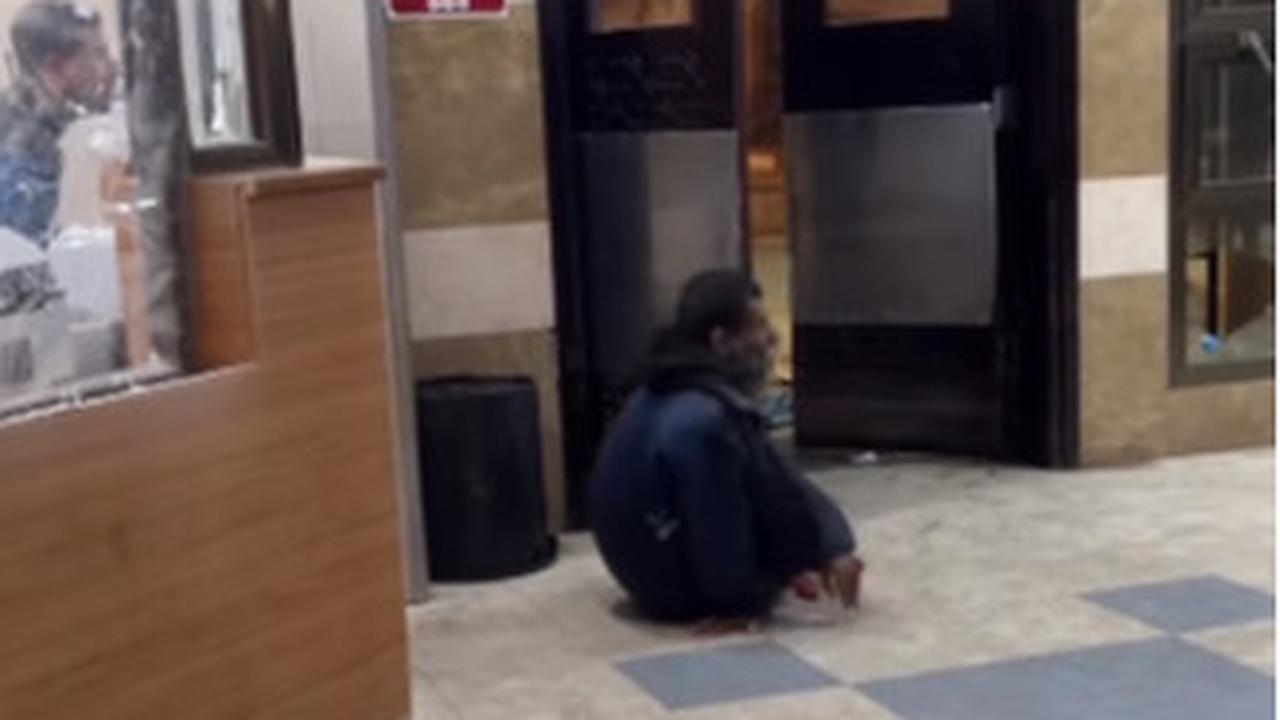 Pria tersebut terus mencoba memasuki pintu utama meski tak dapat berjalan. Sementara itu, masih terdengar beberapa kali tembakan dari sosok penembak jitu Israel.