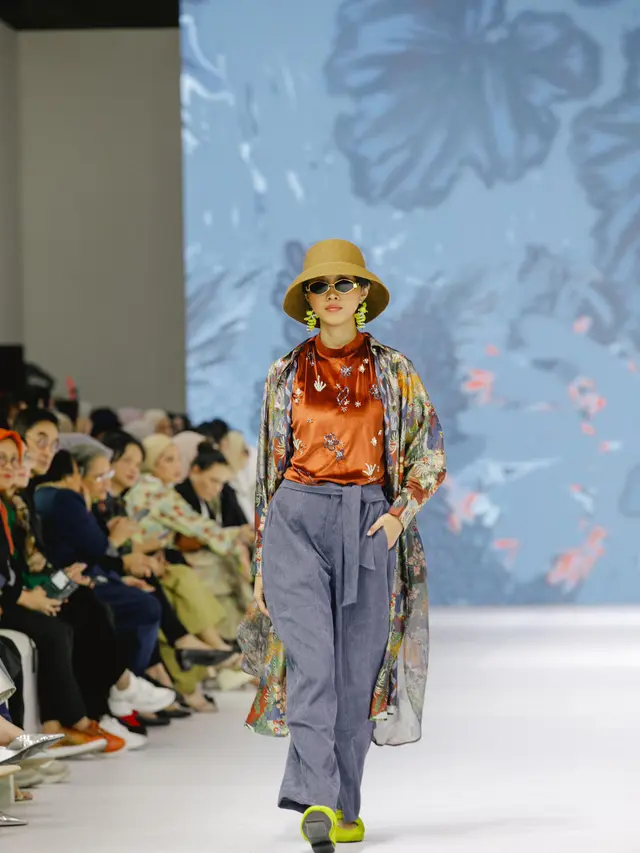 Pesona Atiqah Hasiholan Jadi Model Catwalk di JFW 2025, Elegan Kenakan Busana Modest yang Terinspirasi dari Cedarwoodf