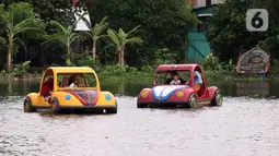 Warga menikmati wahana air di Danau Cipondoh, Kota Tangerang, Banten, Rabu (20/10/2021). Banyak warga memanfaatkan hari libur Maulid Nabi untuk berwisata bersama keluarga di kawasan tersebut sebagai alternatif wisata di tengah kota. (Liputan6.com/Angga Yuniar)