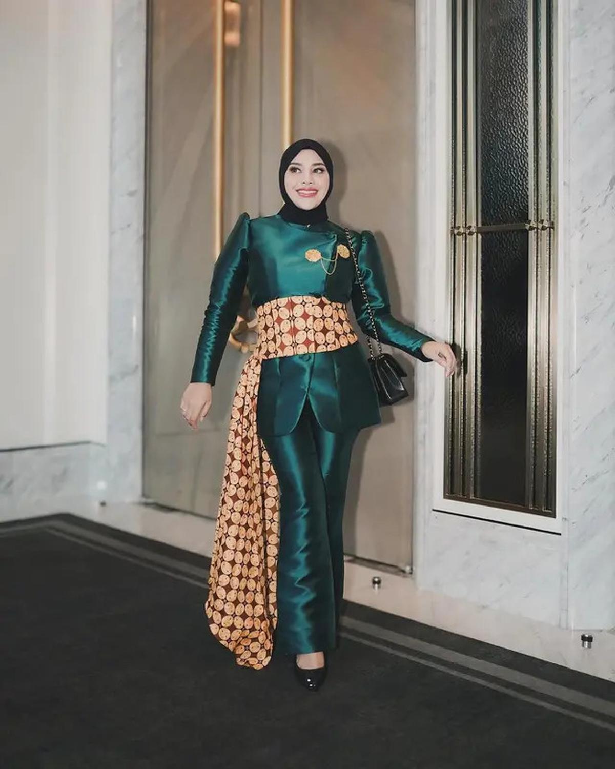 4 Ide Kolaborasi Kebaya dan Batik yang Modis, Terinspirasi dari Para Selebriti